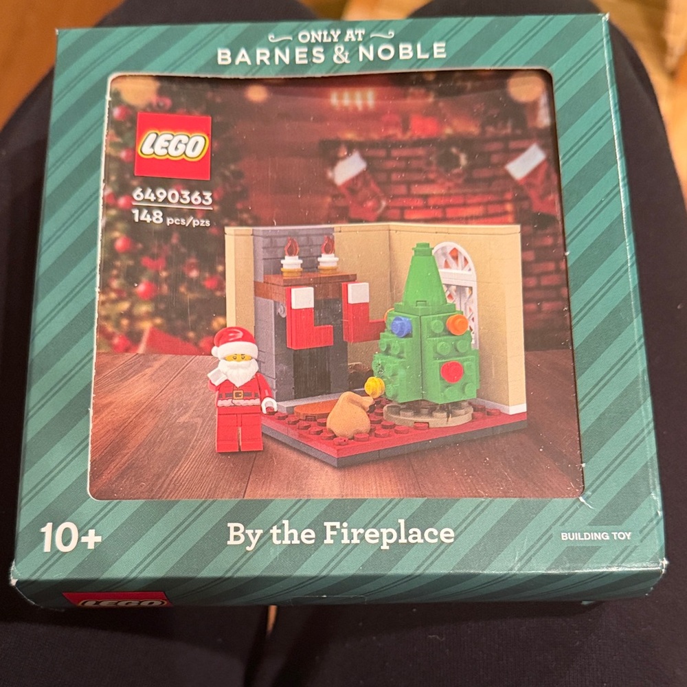 LEGO Holiday By the Fireplace Set - Red, Green, White